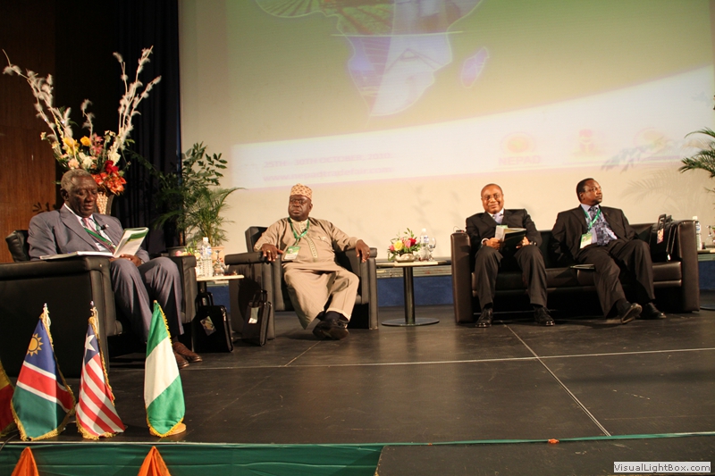 cross_section_of_panelists_at_the_trade_fair_business_forum