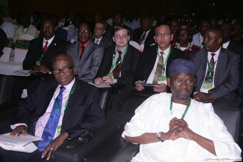 cross_section_of_particpants_and_country_delegates_at_the_business_forum