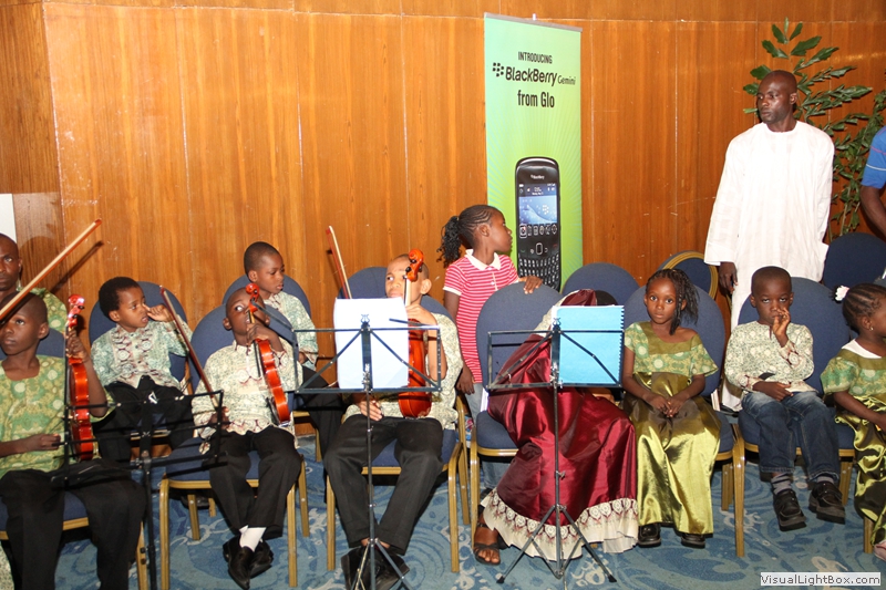 julie_darling_children_ochestra,_performing_the_national_anthem_at_the_closing_ceremony