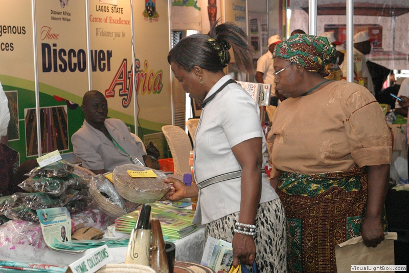 participants_shopping_at_the_trade_fair
